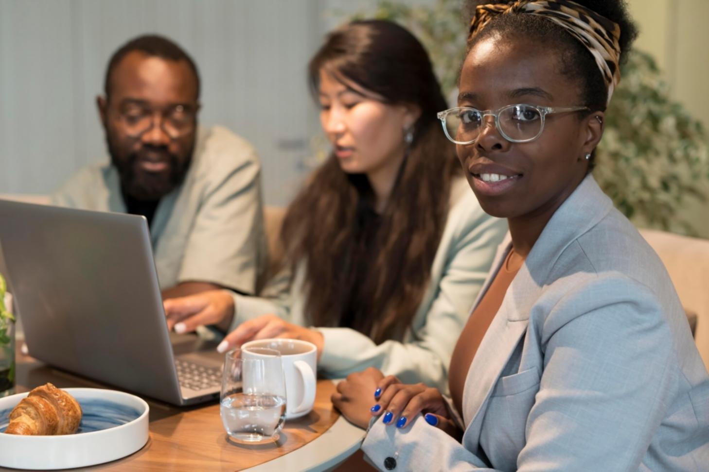 Arbeitsbereich mit Finanzunterlagen und Analysewerkzeugen